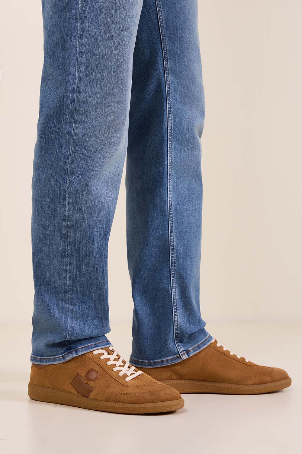 תמונת כל הלוק של נעלי סניקרס